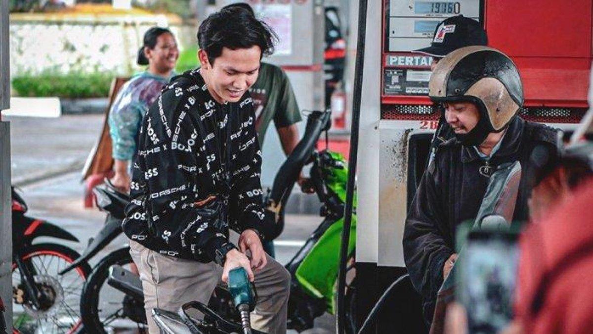 Richard Theodore membagikan BBM gratis di SPBU Jalan Kesehatan Raya, Bintaro, Jakarta Selatan, Minggu (5/11/2023).