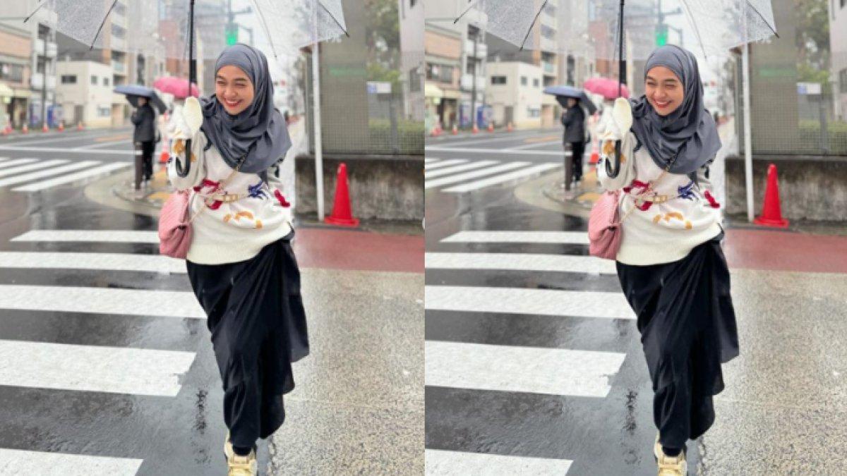 Ricis tampil anggun dengan sweater putih bermotif yang dipadukan dengan hijab abu-abu dan rok hitam