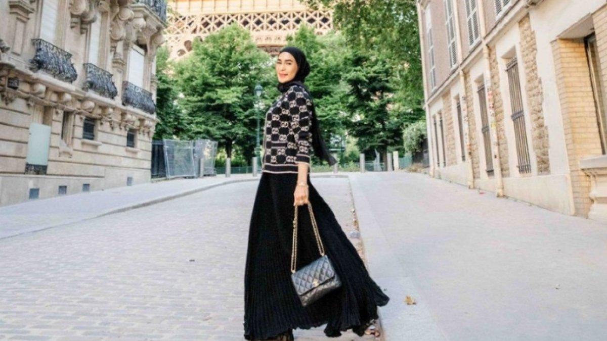 Rien Wartia Triginia bergaya tenteng Chanel Caviar Square Flap Bag yang dibanderol Rp78,1 juta.