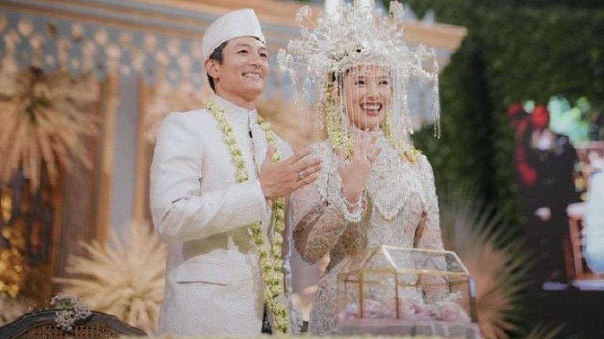 Rio Haryanto dan Athina Papadimitriou pamer cincin nikah di masing-masing jari manis.