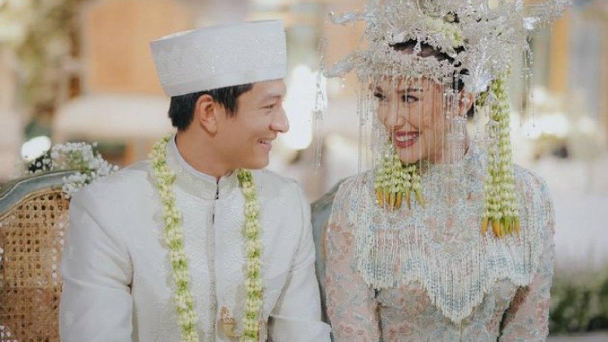 Rio Haryanto dan Athina Papadimitriou serasi mengenakan busana adat Betawi.