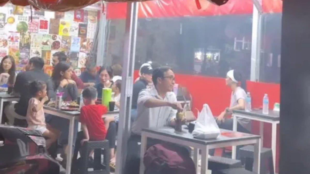 Ririn tak canggung atau malu dengan para pembeli.