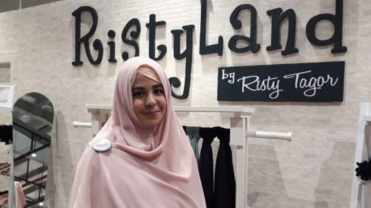 Risty Tagor kini sibuk jualan baju