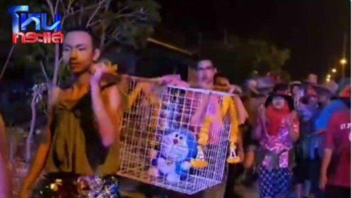 Ritual memanggil hujan dengan patung Doraemon di Thailand