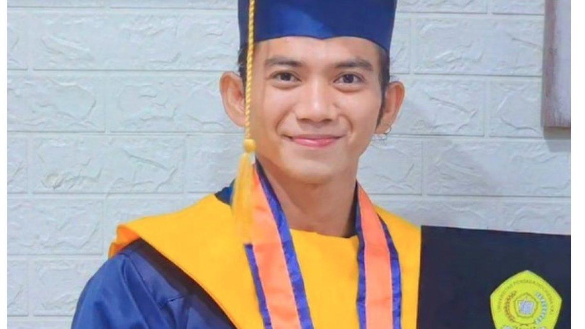 Rizki DA menyampaikan rasa syukur atas keberhasilannya menyelesaikan pendidikan dan mengikuti wisuda yang telah lama dinantikannya.