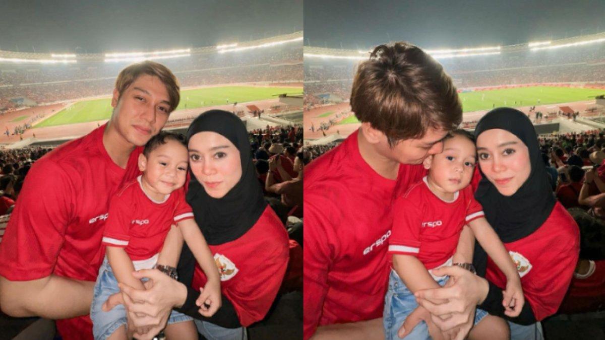Rizky Billar, Lesti, dan Abang L kompak memakai jersey Timnas Indonesia warna merah