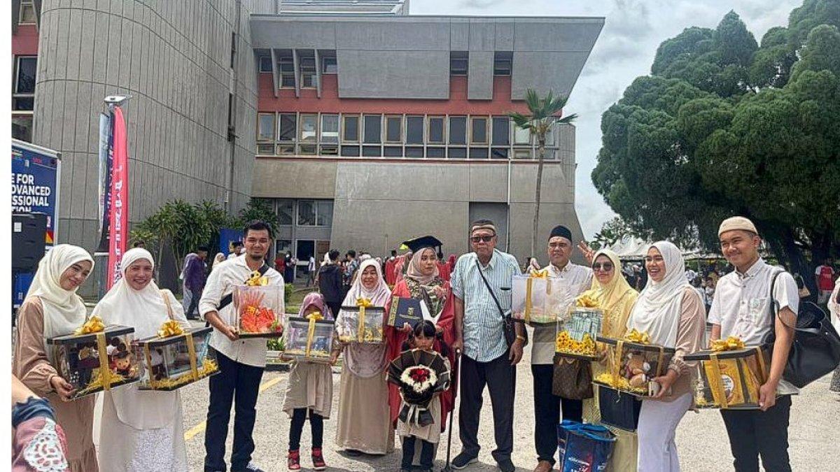Rombongan keluarga membawa hantaran seserahan