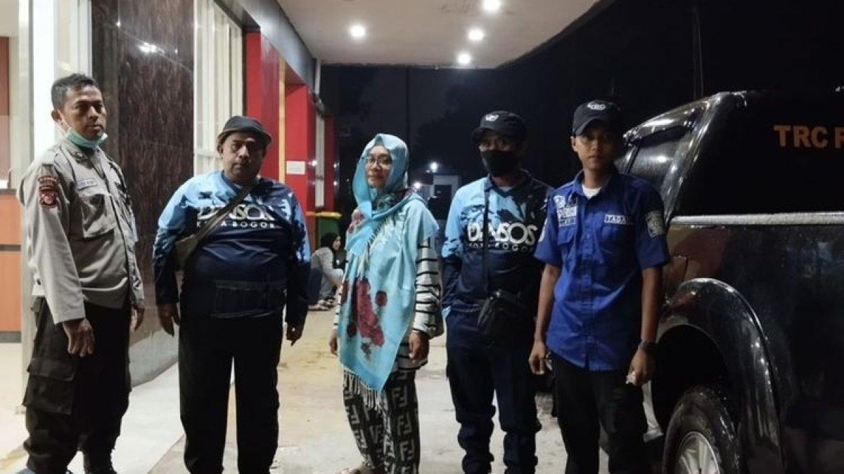 Rosmini (56) ibu pengemis viral yang memaksa orang bersedekah telah dibawa ke Rumah Sakit Jiwa Marzoeki Mahdi (RSJMM), Kota Bogor oleh Dinas Sosial (Dinsos) Kota Bogor, Minggu (28/4/2024).