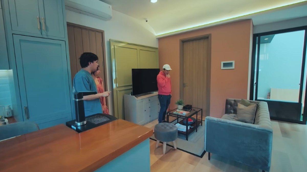 Ruang tamu rumah Joshua dan Clay
