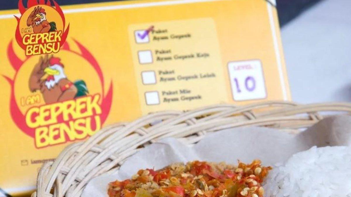 Ruben Onsu mulai membuka bisnis dengan menjual ayam geprek di tahun 2017.
