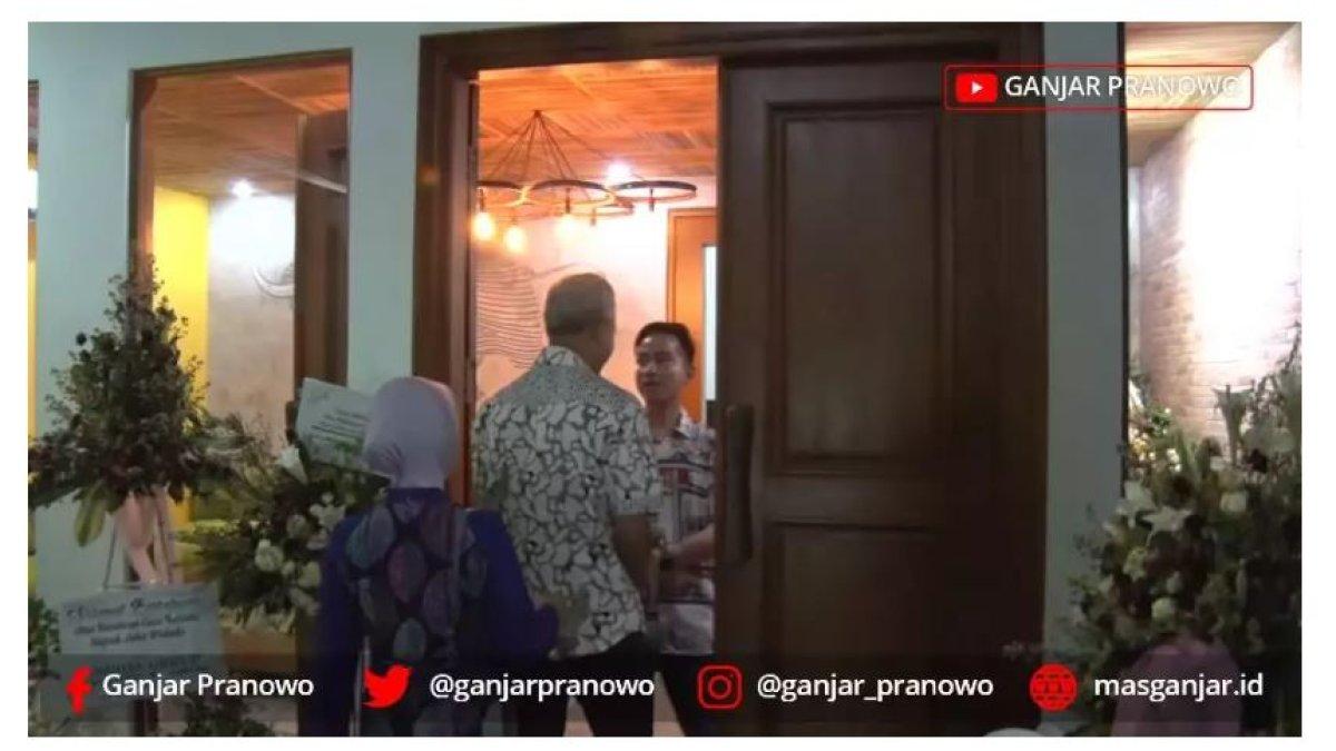 RUMAH 2 LANTAI SELVI ANANDA - Rumah Gibran Rakabuming dan Selvi Ananda terdiri dari dua lantai, rumah ini ditata dengan perabotan yang rapi, sehingga memberikan kesan luas dan nyaman.