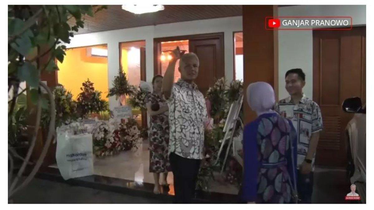 RUMAH 2 LANTAI SELVI ANANDA - Rumah Gibran hanya berjarak sekitar 400 meter dari kediaman sang ayah.