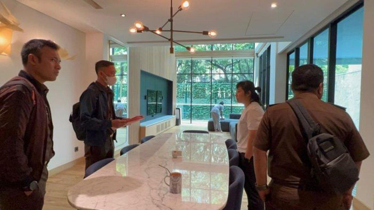 Sandra Dewi tak terlihat saat Direktorat Penyidikan Jaksa Agung Muda Bidang Tindak Pidana Khusus (Jampidsus) tiba di rumahnya
