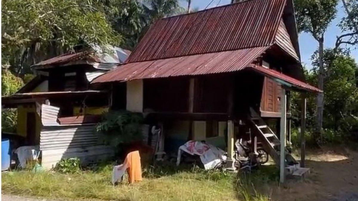 Rumah kayu yang dihuni 10 orang