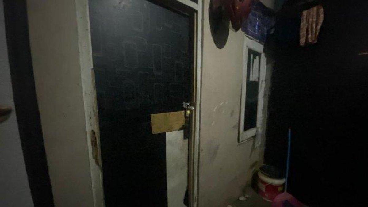 Rumah kontrakan sekaligus tempat kejadian perkara (TKP) ibu berinisial J (30) tega menusuk anaknya yang masih berusia 6 tahun menggunakan pisau, Jalan Komplek Uka, Tugu Utara, Koja, Jakarta Utara. Ternyata anaknya sering kelaparan di rumah.