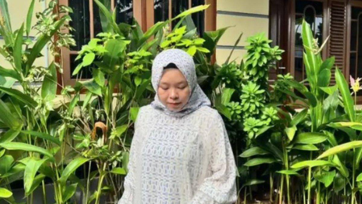 RUMAH ANGGA DI LOMBOK - Terkesan asri, rumah masa kecil Angga Yunanda ini dipenuhi tanaman-tanaman hijau.