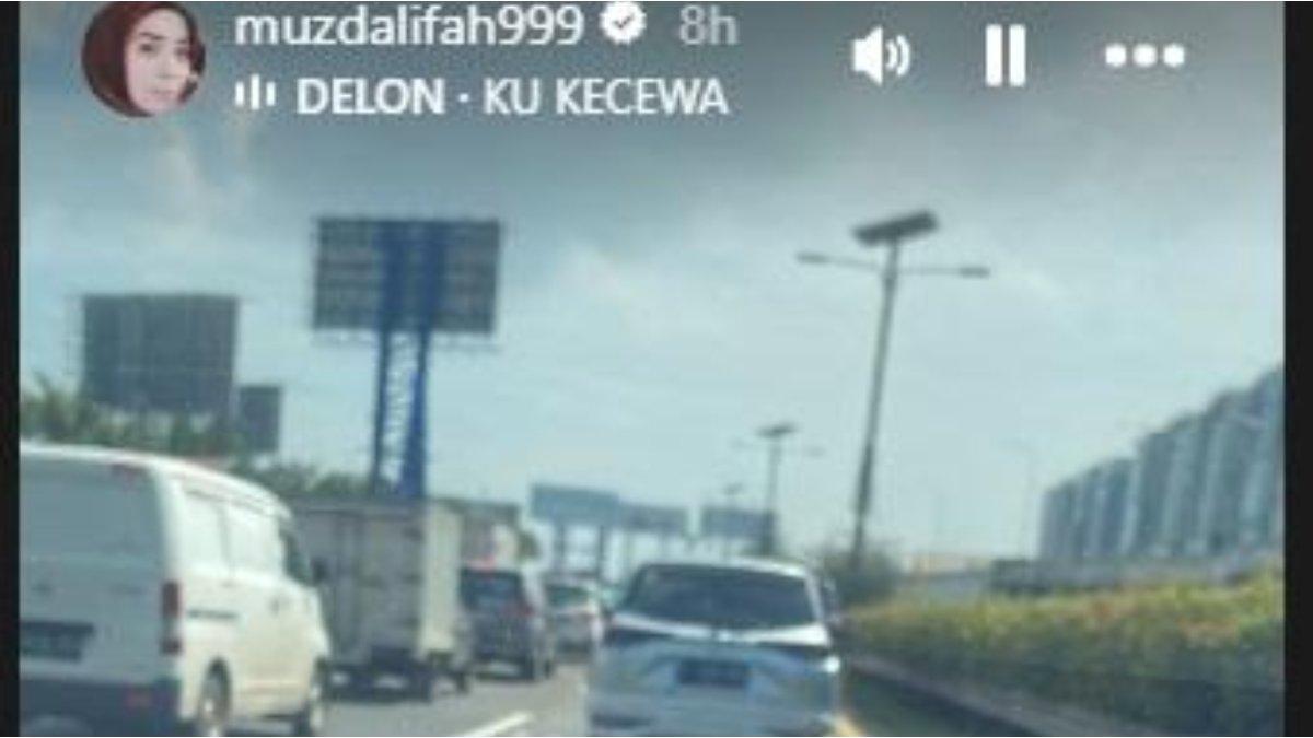 PASANG LAGU GALAU - Rumah tangga Muzdalifah dan Fadel Islami tuai sorotan usai postingan galau di media sosial.