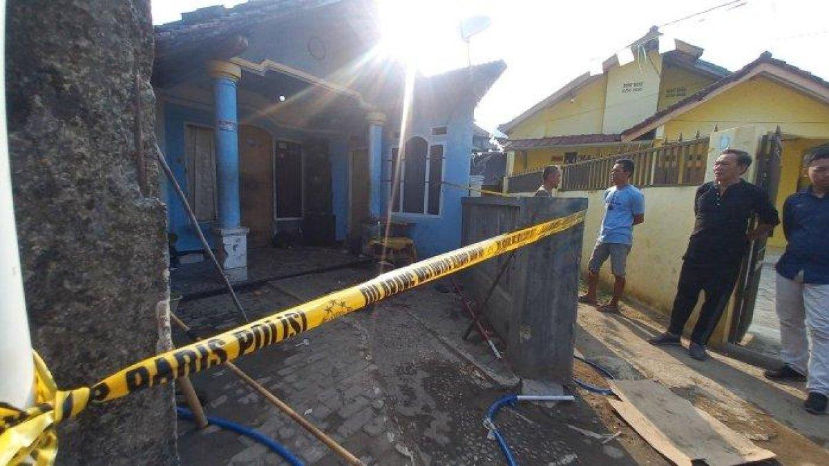 Rumah tempat kejadian anak bacok ayah kandungnya di Kampung Badak Putih RT 04 RW 09 Kelurahan/Kecamatan Palabuhanratu, Kabupaten Sukabumi sudah dipasang police line, Minggu (10/9/2023)