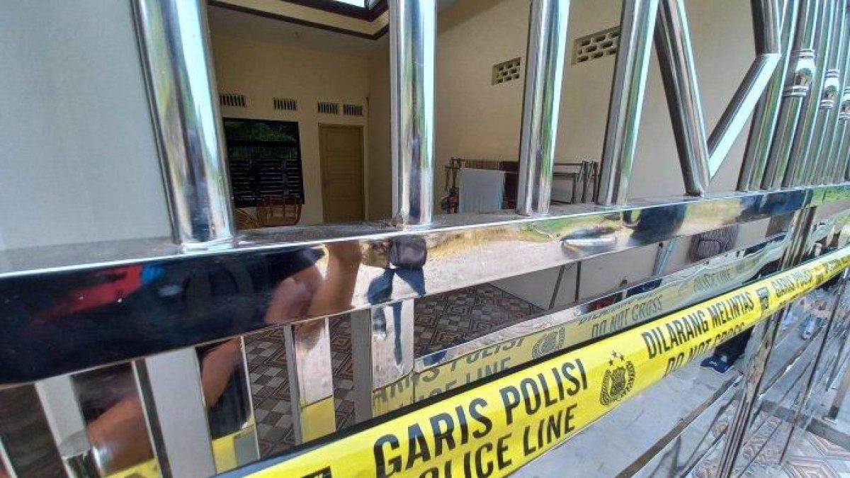 Rumah tempat penemuan mayat pria telanjang di Perum Frinanda Sukabumi sudah dipasang police line, penemuan mayat di rumah blok B1 nomor 1 ini membuat geger warga perumahan, Sabtu (4/5/2024)