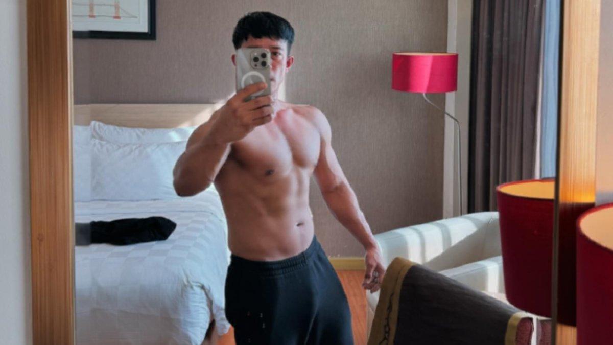 Ruri sempat membagikan momen mirror selfie sambil bertelanjang dada