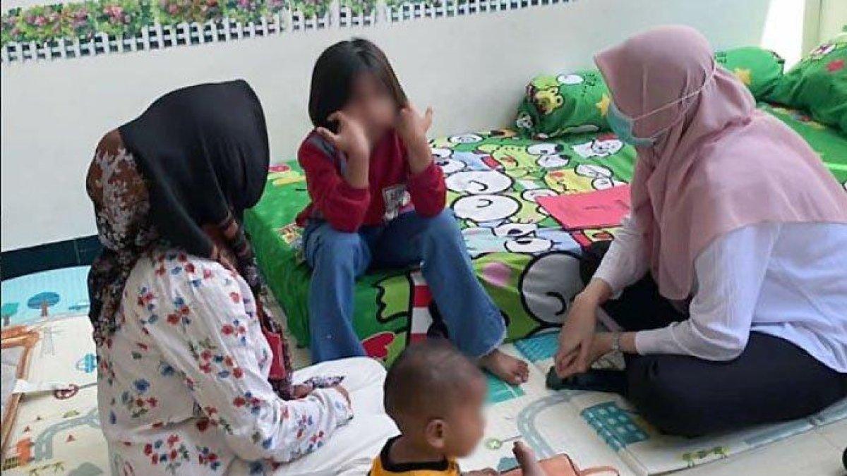 SA (baju merah) saat mendapat pendampingan dari Dinas KBPPPA Gresik.