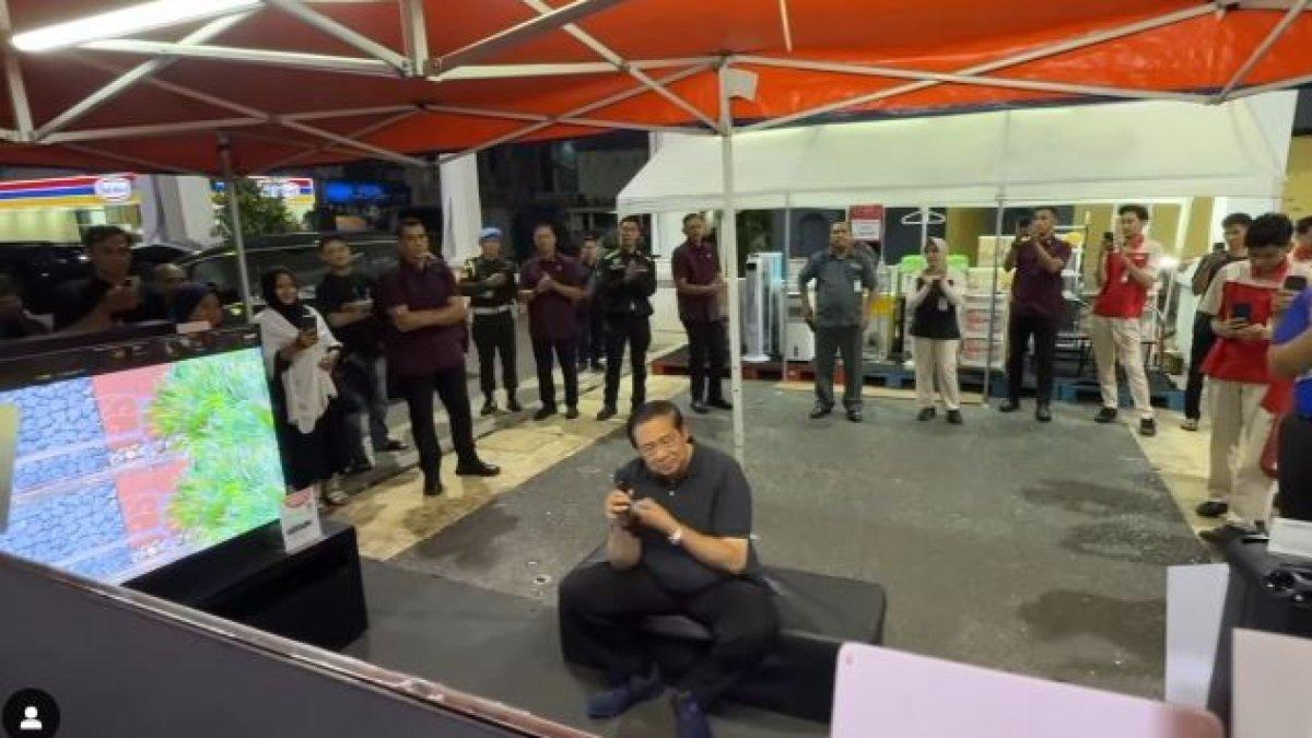 SBY santai ditonton pengunjung lainnya