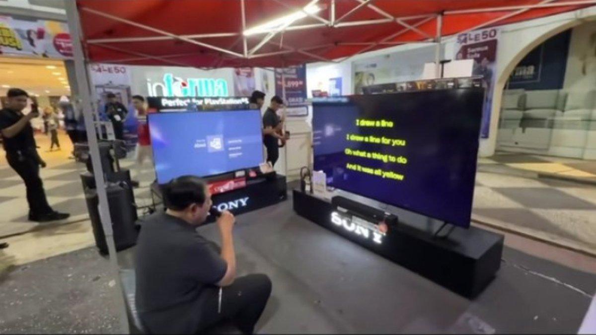 SBY terlihat duduk di depan sebuah televisi yang memutar lagu Coldplay berjudul Yellow.