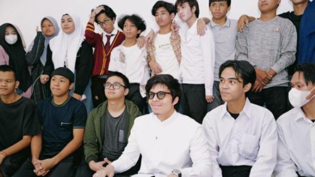 Saat Atta Halilintar Berfoto Bersama Peserta Lainnya