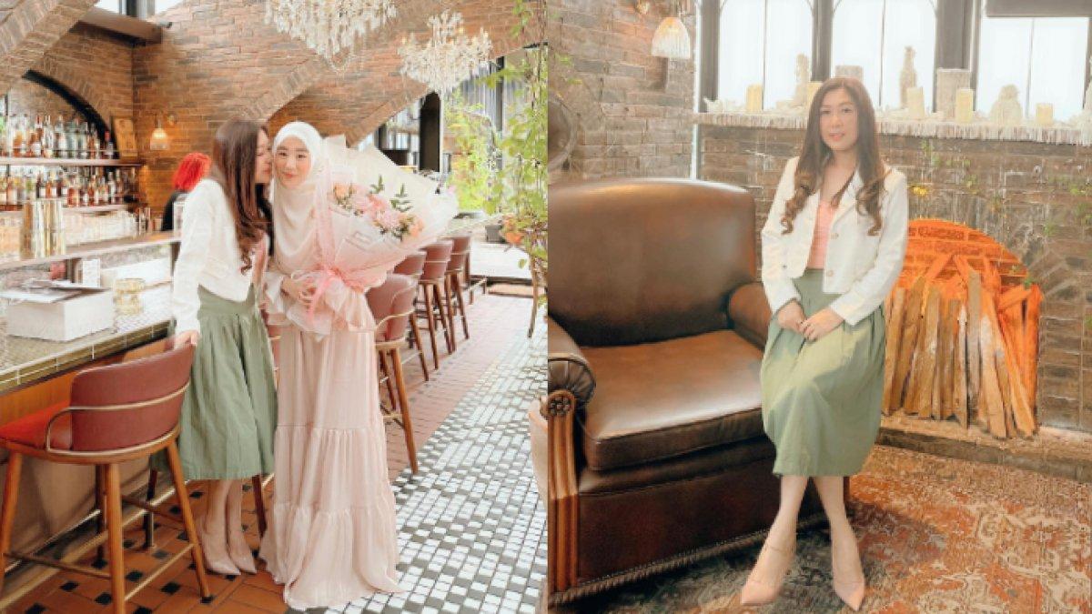 Saat Larissa ulang tahun ke-27, Julie tampak memberikan bunga untuk sang putri.
