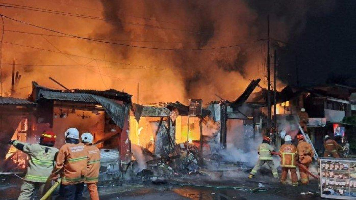 Saat petugas pemadam kebakaran DPKP Kota Surabaya