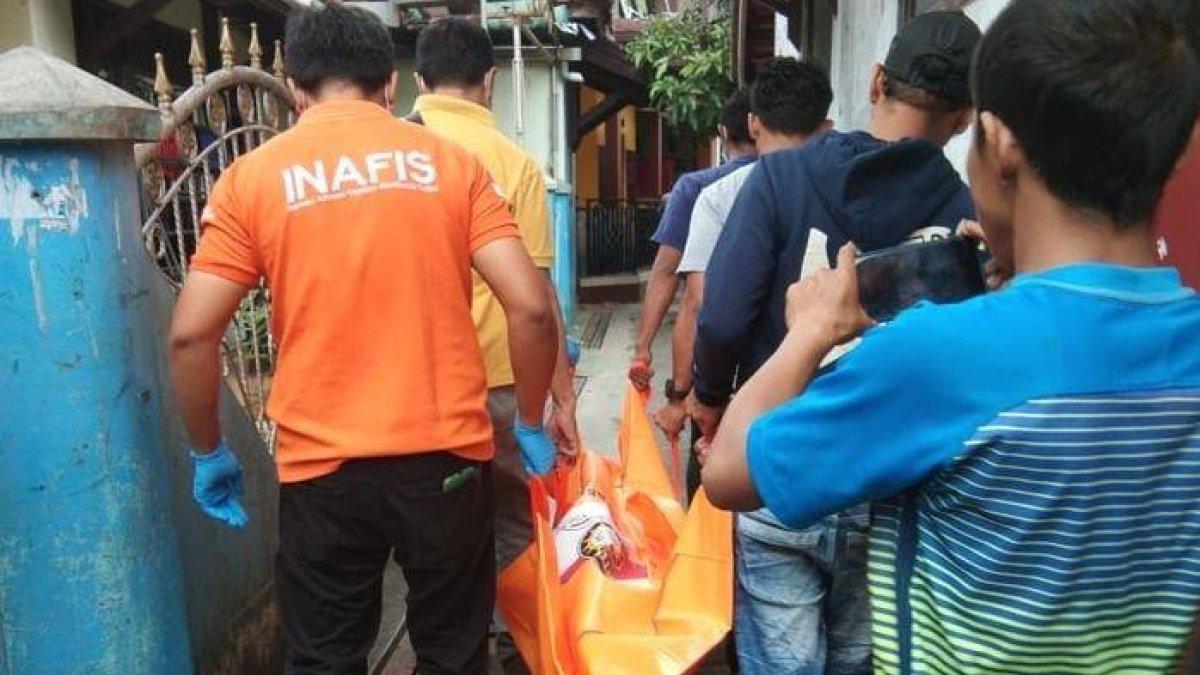 Saat sosok yang diduga waria meninggal di kosan, Awirarangan, Kuningan, dievakuasi petugas, Selasa (30/1/2024).