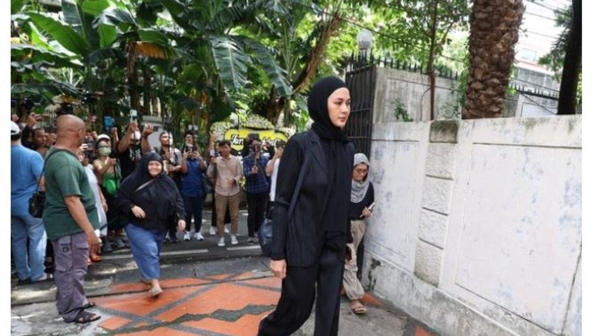 Saat tiba di rumah duka, Paula Verhoeven tidak disambut Baim Wong.
