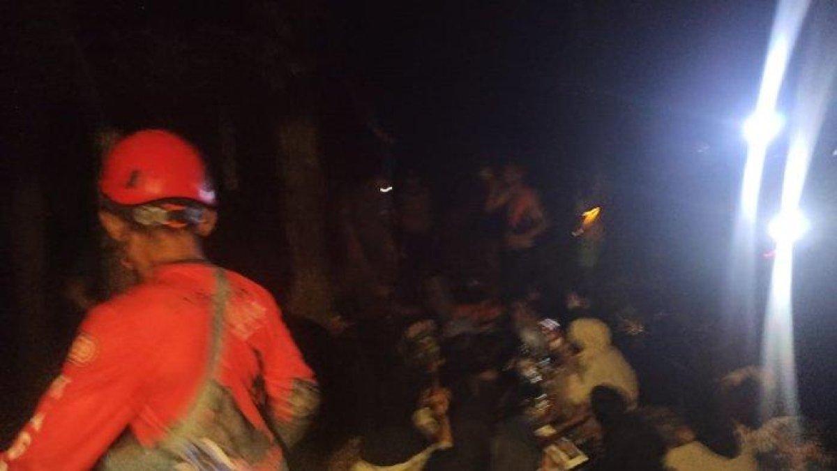 Saat tim relawan evakuasi belasan pelajar SMP di Cagar Alam Pangandaran.