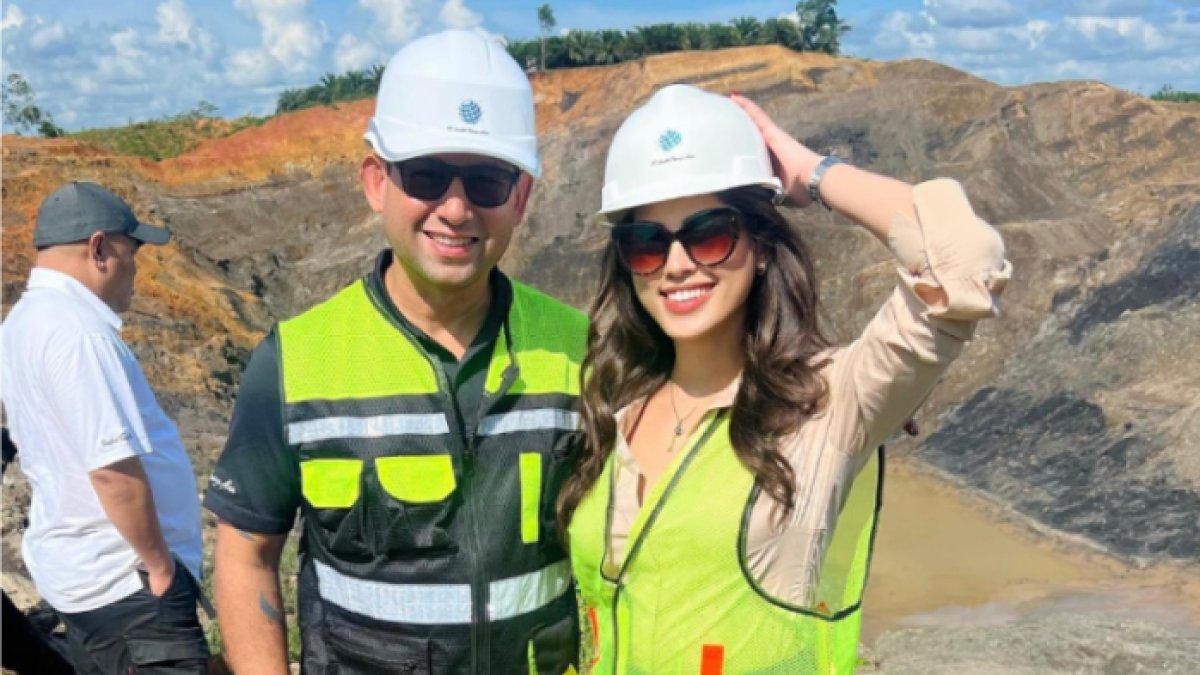 Sabrina Eben bersama ayahnya Thariq Mahmud Eben mengecek lokasi tambang batu bara.