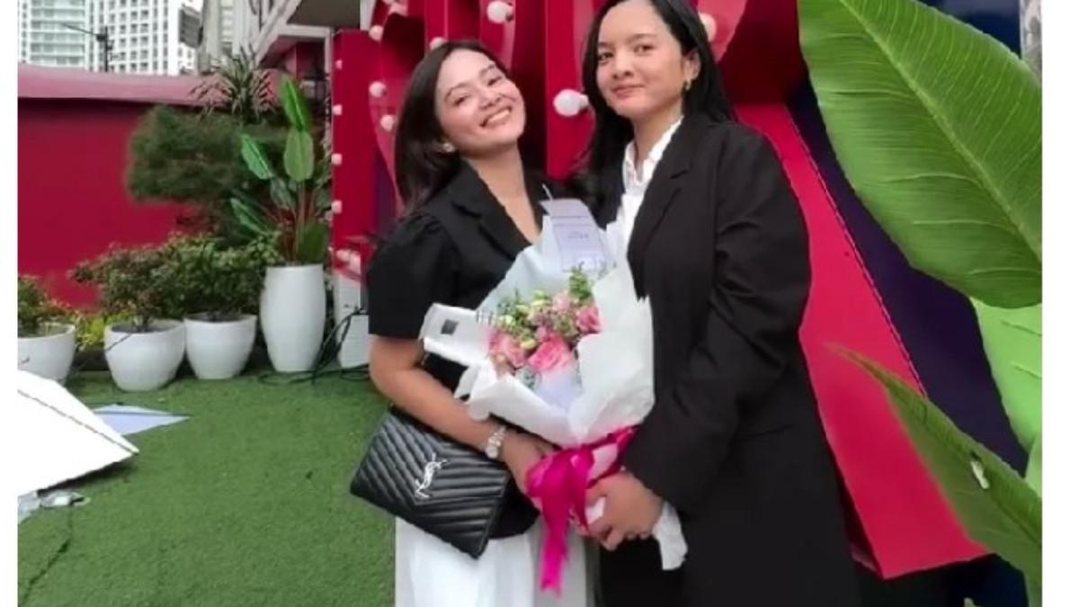 ANAK SAMBUNG IFAN SEVENTEEN LULUS SKRIPSI - Safa Ricci, putri tercinta baru saja menyelesaikan sidang akhir sebagai syarat kelulusan dari jurusan Manajemen di Institut Komunikasi dan Bisnis LSPR. 