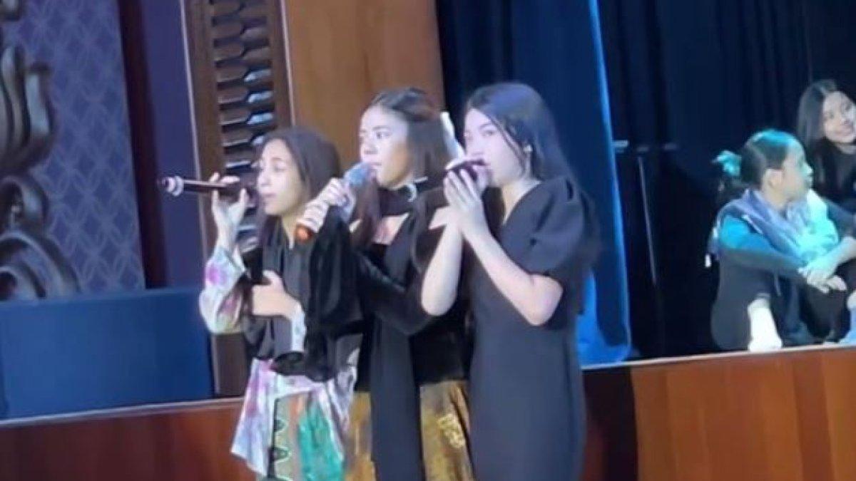 Mempunyai orang tua musisi, Safeea pun menunjukkan kemampuannya dalam menyanyi.