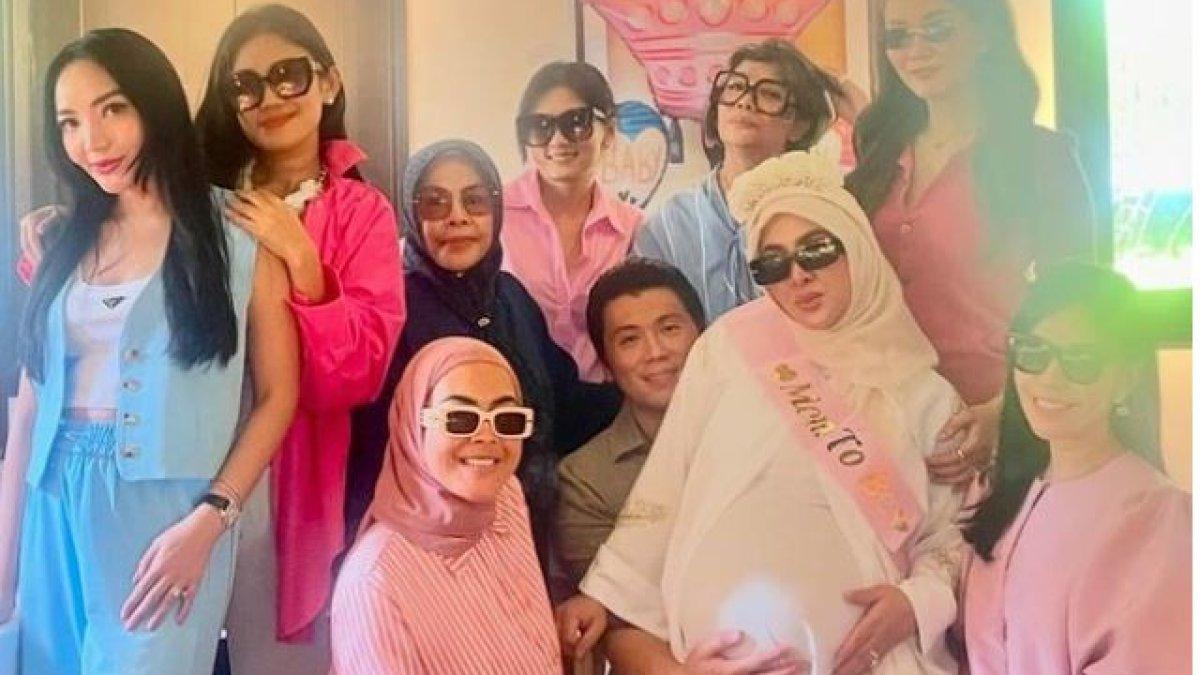 Sahabat-sahabat Syahrini rela terbang ke Singapura