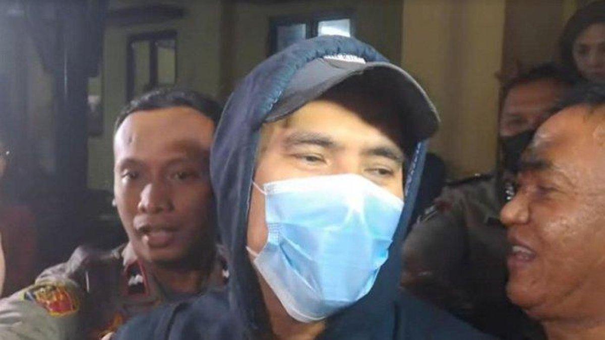 Saipul Jamil keluar dari Polsek Tambora usai jalani pemeriksaan, hasil tes urine-nya negatif narkoba