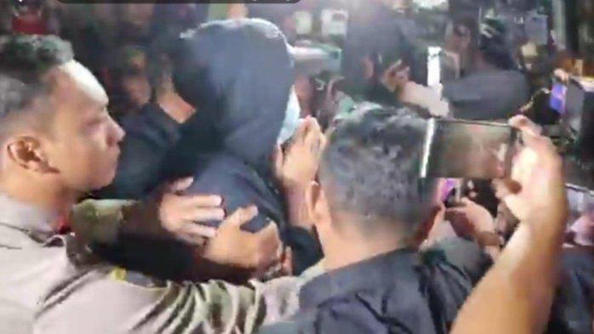 Saipul Jamil saat digiring polisi menuju mobil meninggalkan Polsek Tambora untuk menjalani tes urine ulang di Laboratorium Polda Metro Jaya, Jumat (5/1/2024).