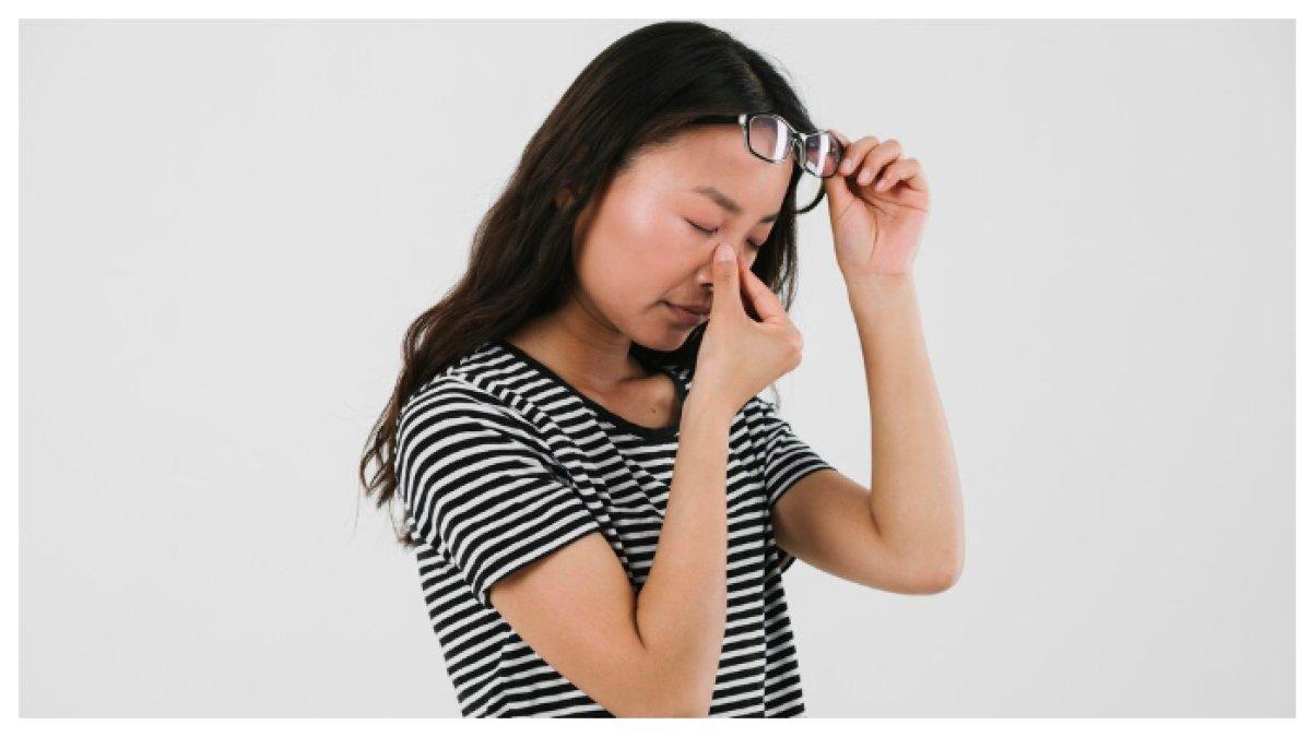 SAKIT MATA - Mata kering akibat waktu layar berlebihan bisa diatasi dengan istirahat, penggunaan tetes mata, serta produk seperti Avenova. Jaga kelembapan mata dan kurangi waktu layar.