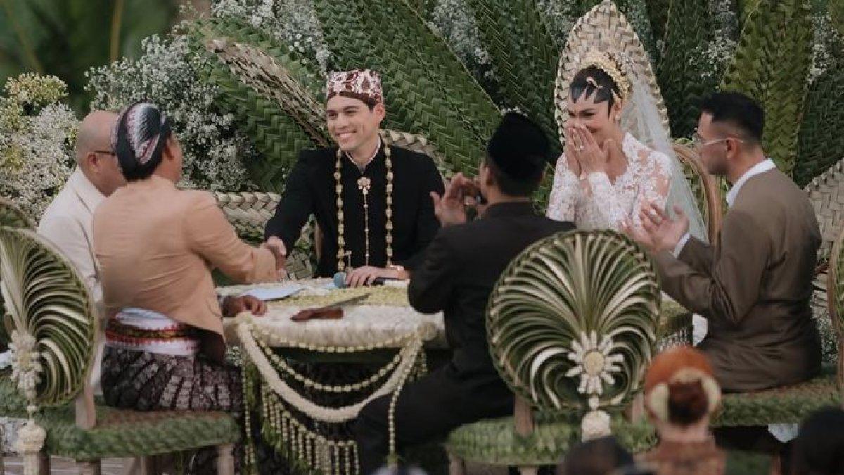 Saksi nikah Luna Maya dan Maxime Bouttier.