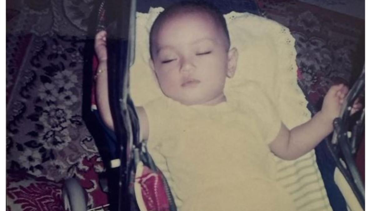MASA KECIL ERIKA CARLINA - Salah satu foto memperlihatkan Erika saat masih bayi, tertidur pulas di dalam stroller. 