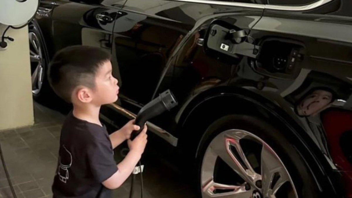 Salah satu koleksi mobil Harvey Moeis dan Dewi Sandra adalah Bentley Bentayga hybrid.