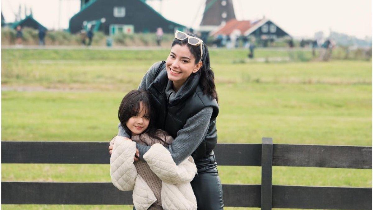 Salah satu momen kebersamaan Medina Dina dan Gempi yang paling mencuri perhatian adalah saat keduanya berlibur ke Belanda.