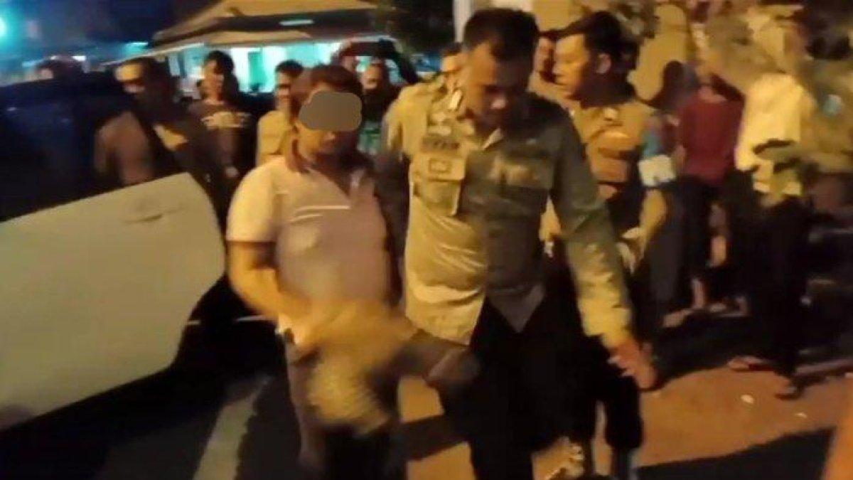 Salah seorang Waria yang mengeroyok