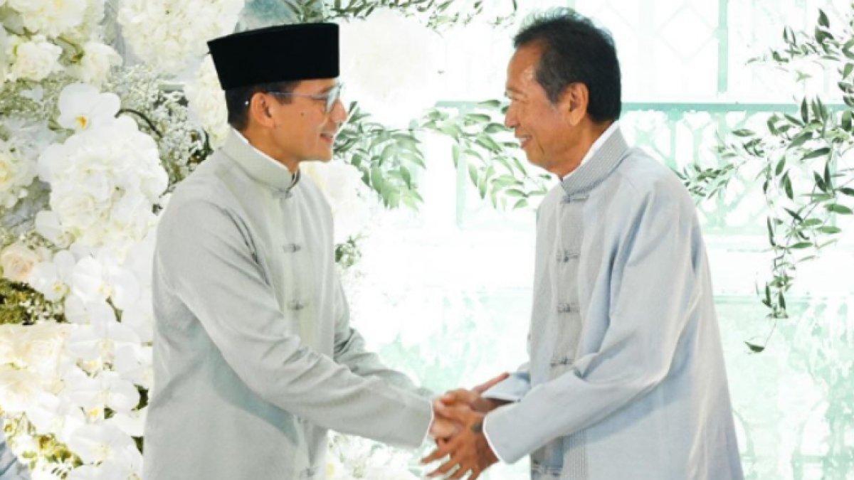 Sandiaga selaku perwakilan keluarga besar Athina bersalaman dengan ayah Rio.