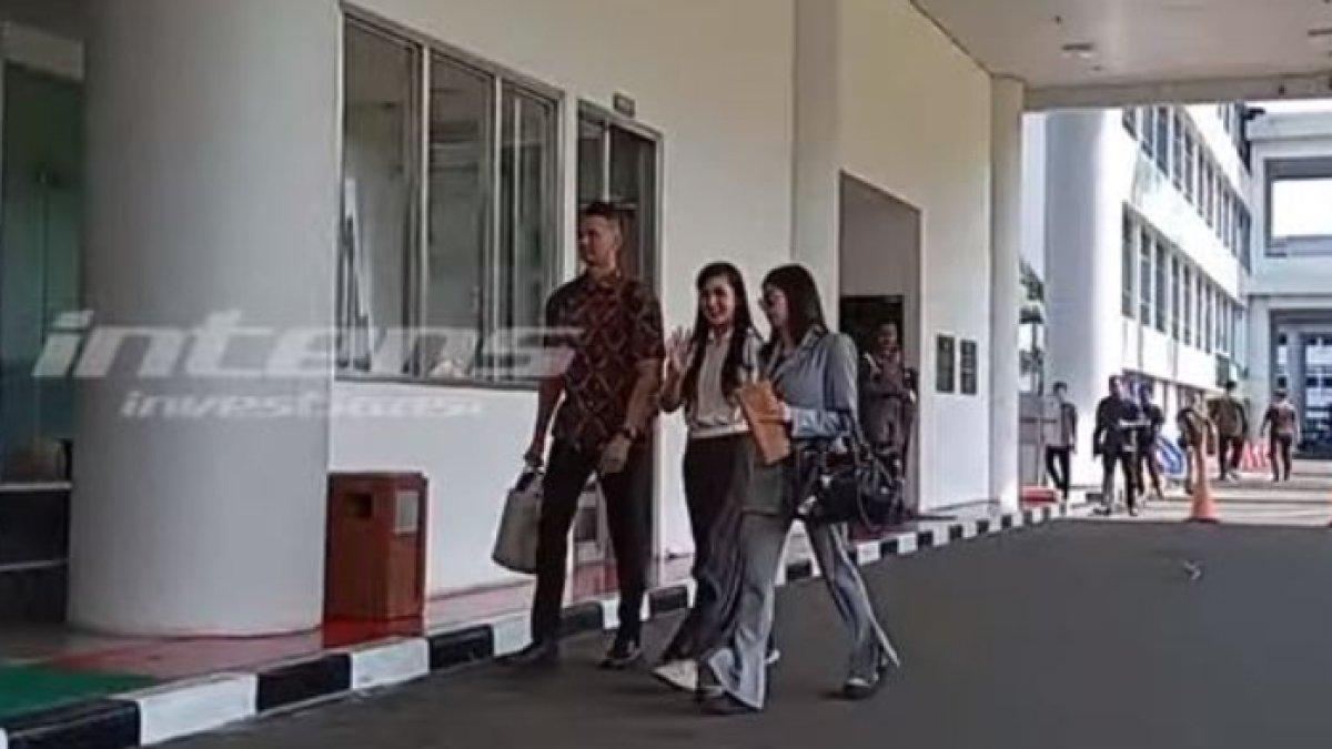 Sandra Dewi memakai sepatu warna putih (YouTube Intens Investigasi)