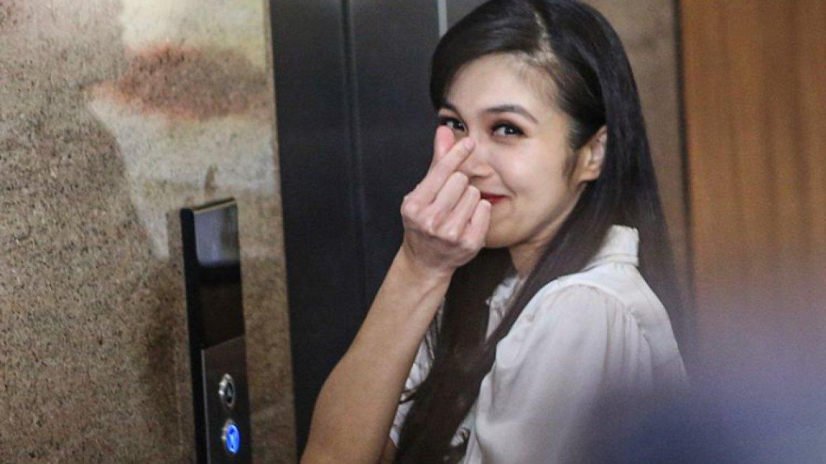 Sandra Dewi memakai lipstick merah saat tiba di Kejagung (ANTARA FOTO/ASPRILLA DWI ADHA via Kompas.com)