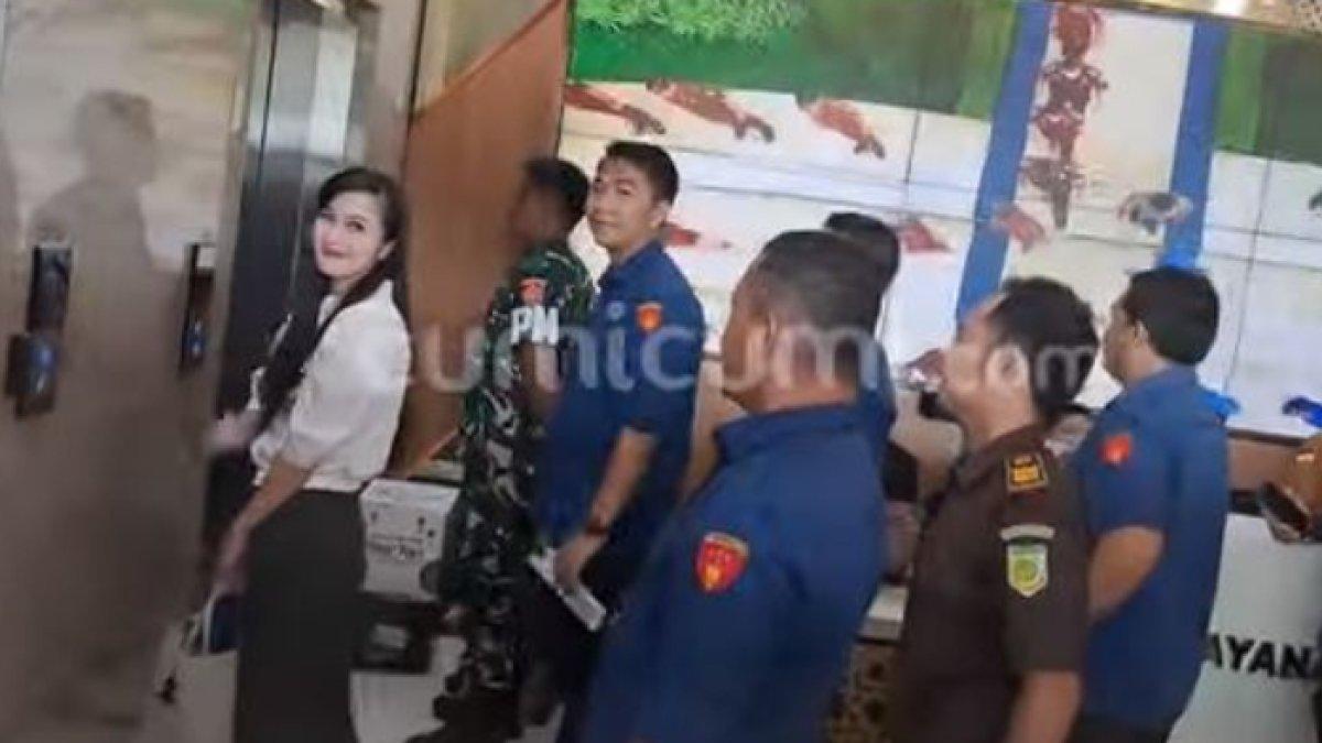 Sandra Dewi minta doa