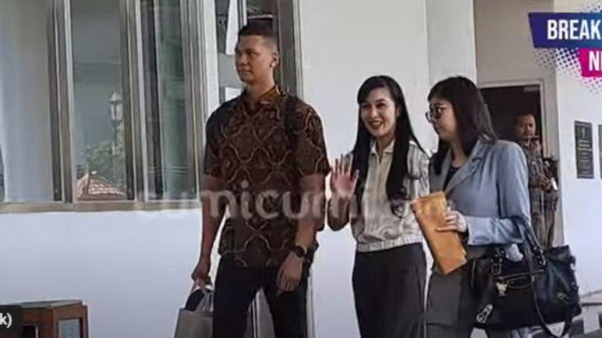 Sandra Dewi tersenyum ke arah kamera